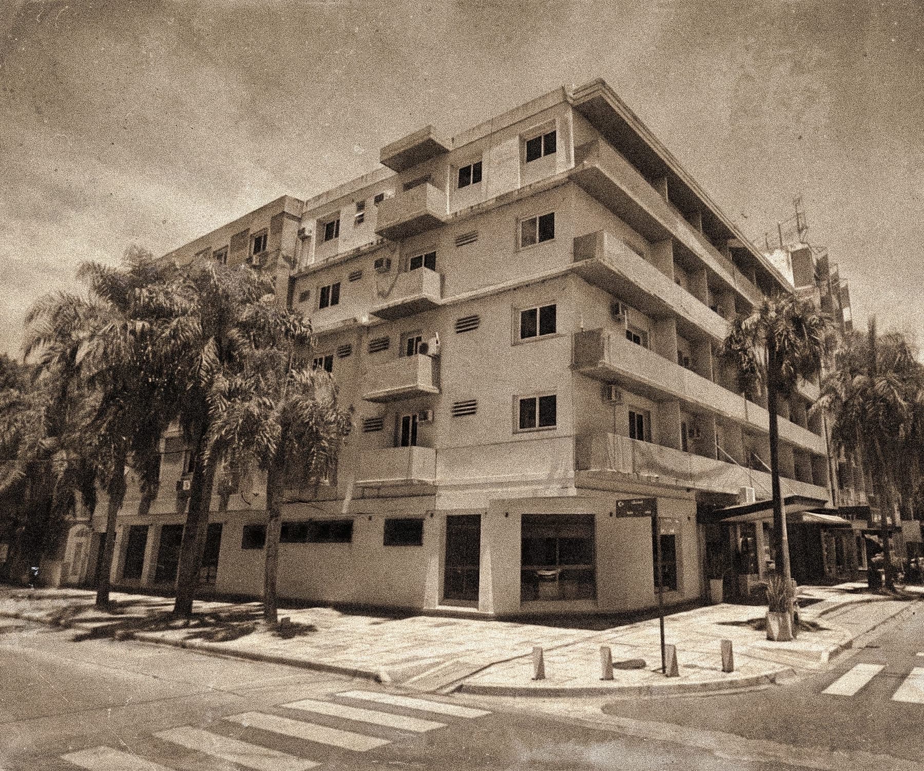 Fotografía de archivo del histórico Hotel Covadonga en la esquina de Resistencia